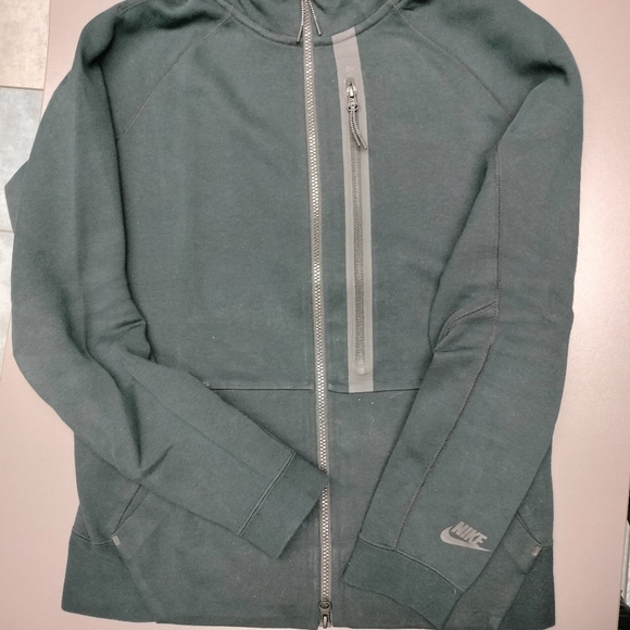 Nike Tech Fleece Sweater - Picture 2 of 4